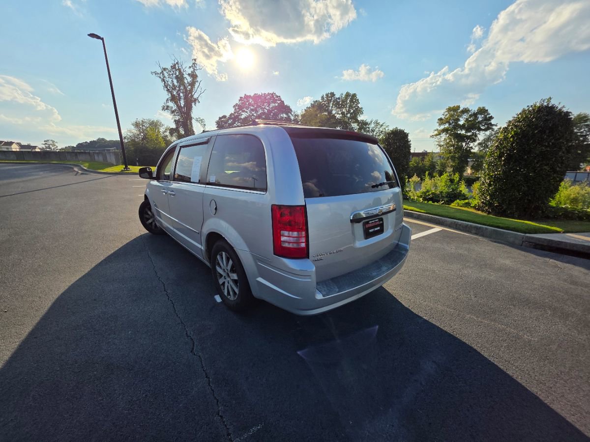 Used 2009 Chrysler Town & Country Touring image 4