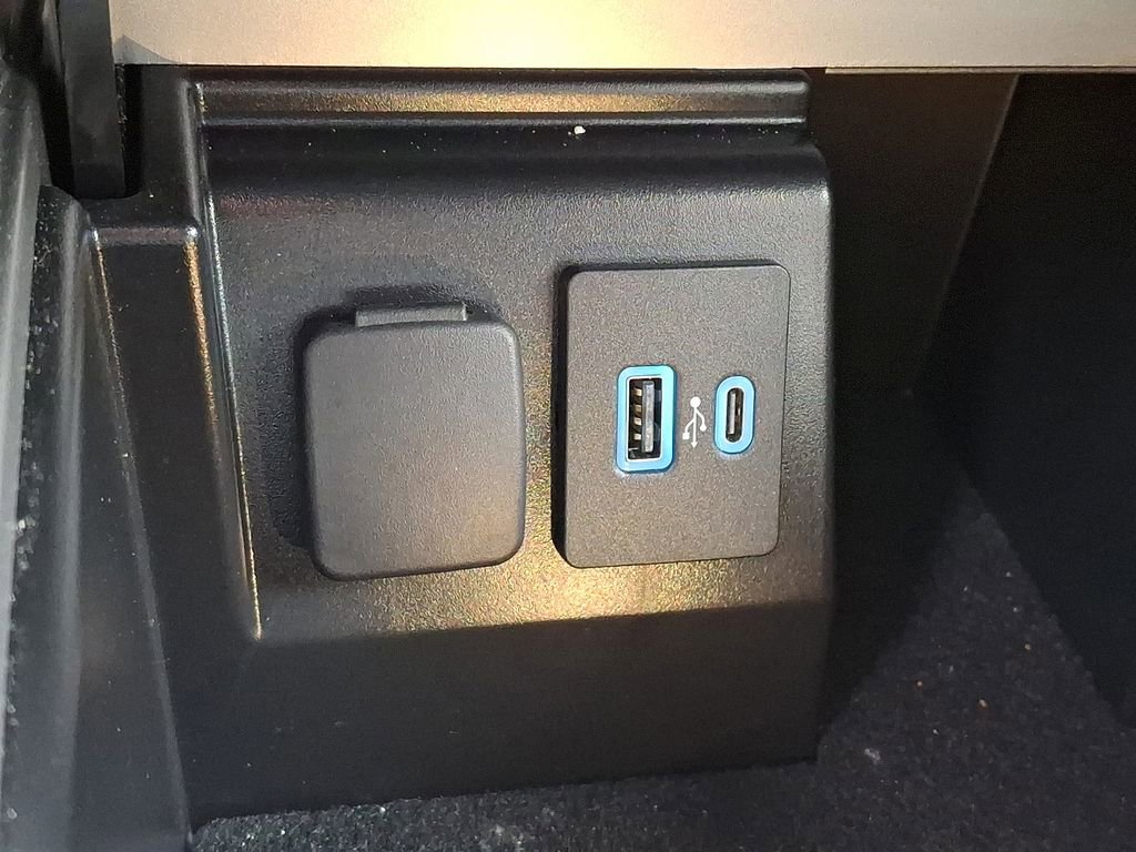 Used 2022 Ford Explorer XLT w/ Equipment Group 202A image 27