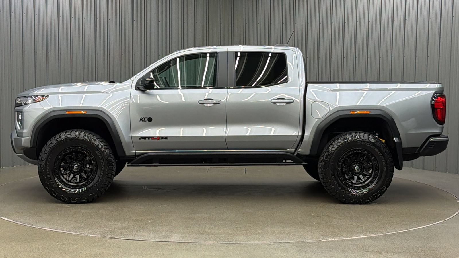Used 2025 GMC Canyon AT4 w/ AT4X Package AWD/4WD image 2
