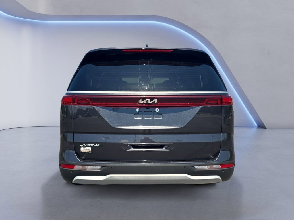 Used 2023 Kia Carnival LX FWD image 4