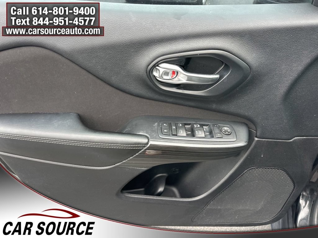 Used 2016 Jeep Cherokee Latitude w/ Comfort/Convenience Group AWD/4WD image 10
