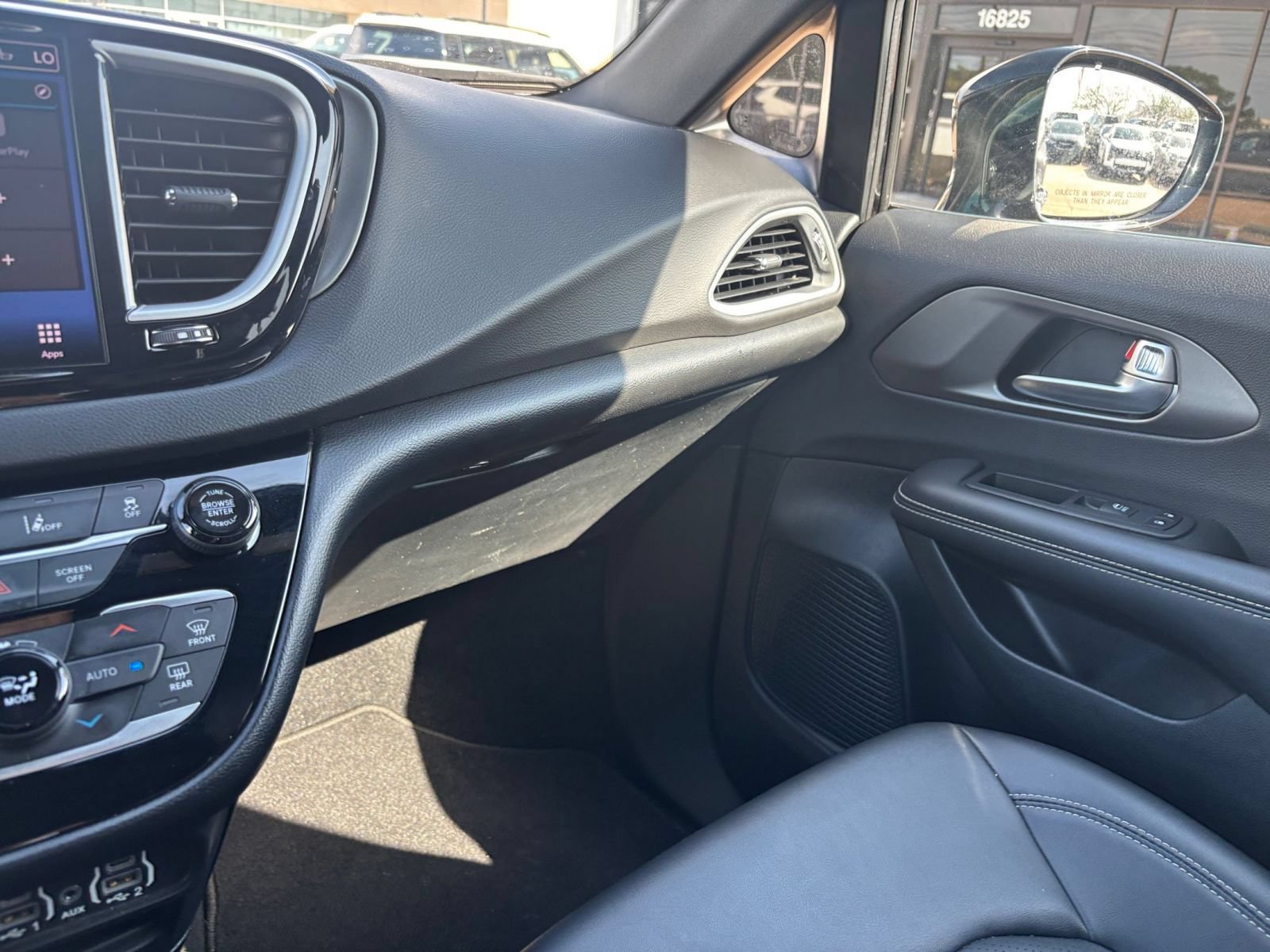 Used 2025 Chrysler Pacifica Select FWD image 37