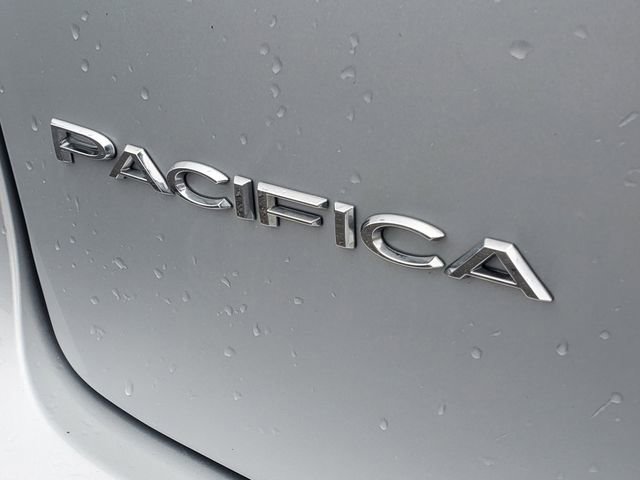 Used 2024 Chrysler Pacifica Touring-L FWD image 6