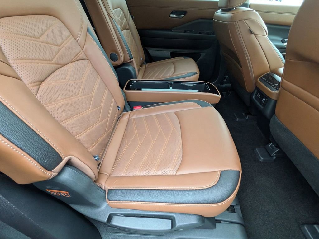 Used 2025 Nissan Pathfinder Platinum AWD/4WD image 26