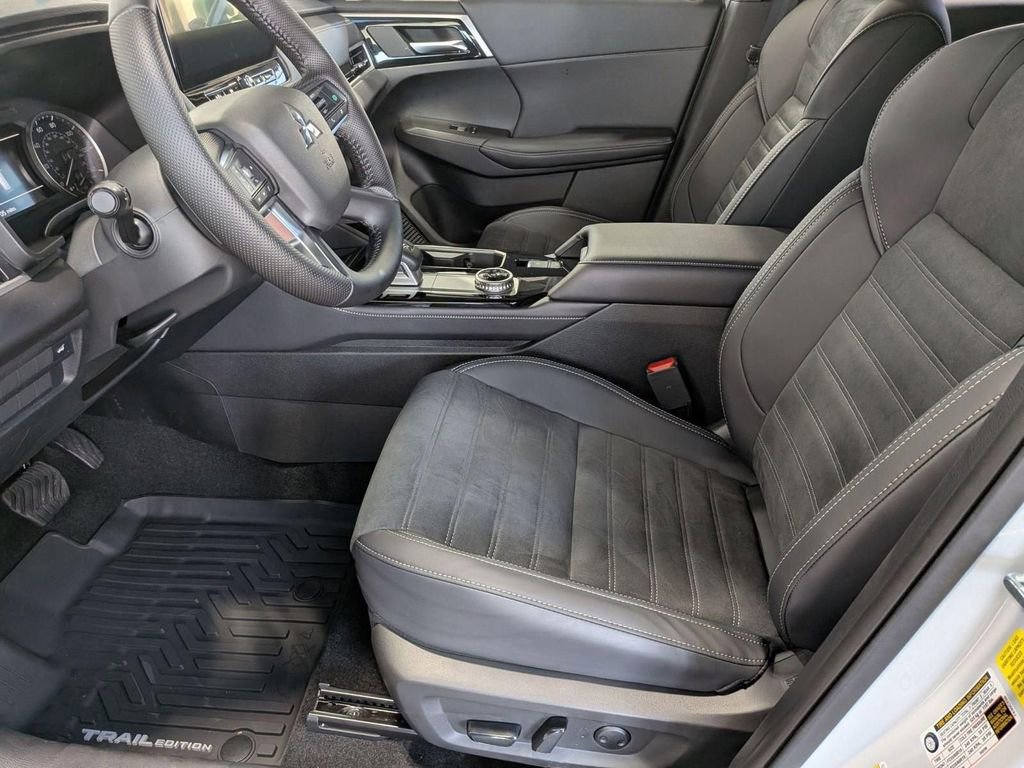 Used 2025 Mitsubishi Outlander Trail Edition image 12