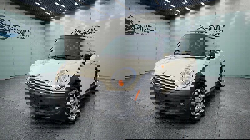 Used 2010 MINI Cooper Hardtop image 1