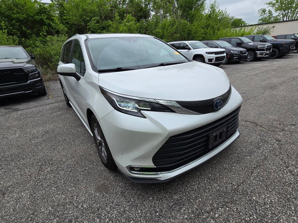 Used 2023 Toyota Sienna XLE FWD image 11