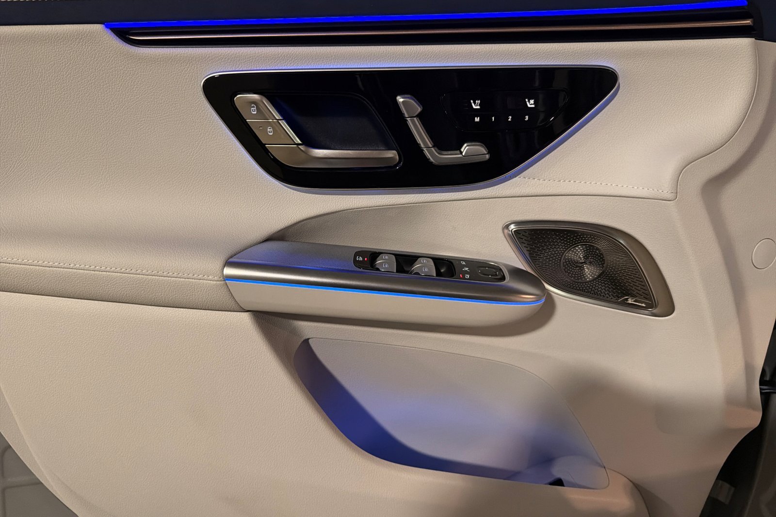 New 2026 Mercedes-Benz EQE 320 4MATIC SUV image 10