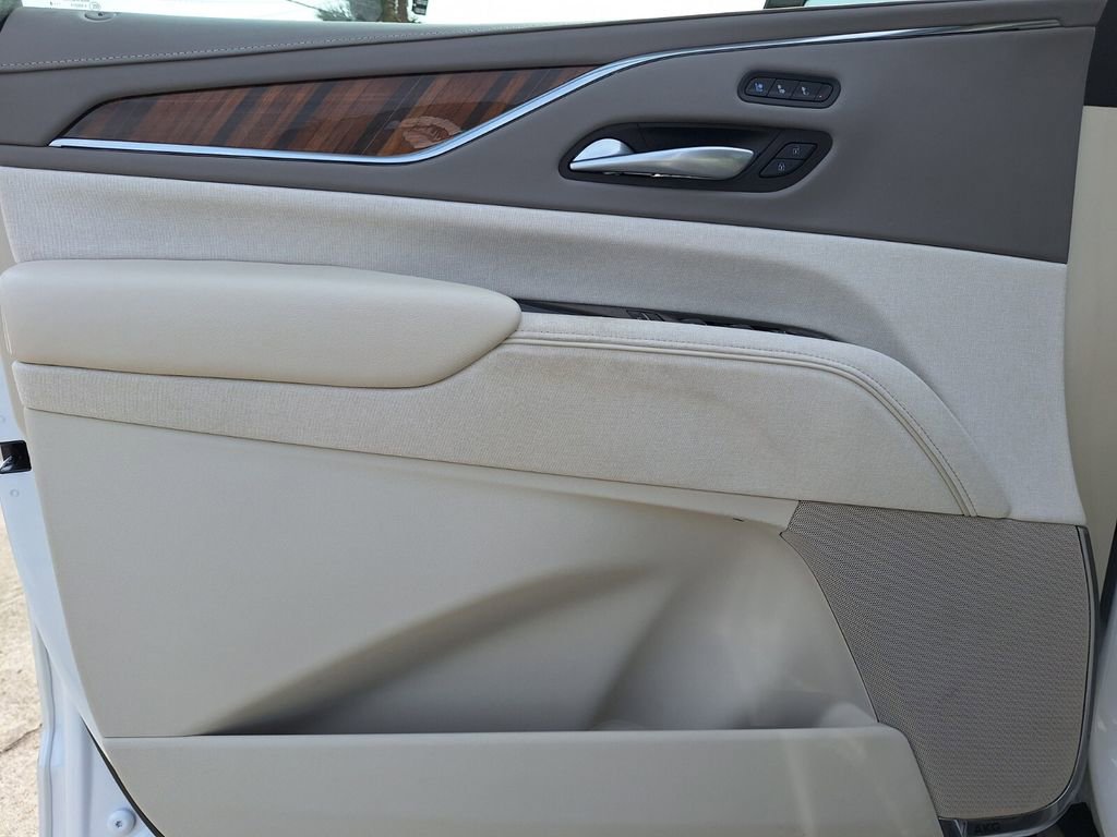 Certified 2024 Cadillac Escalade ESV Premium Luxury Platinum AWD/4WD image 40