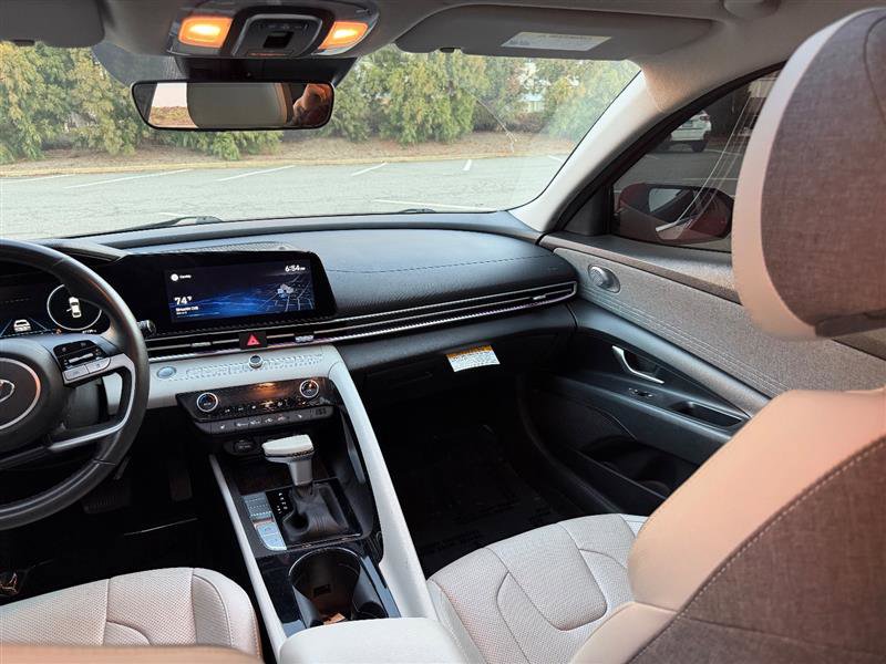 Used 2021 Hyundai Elantra Limited image 29