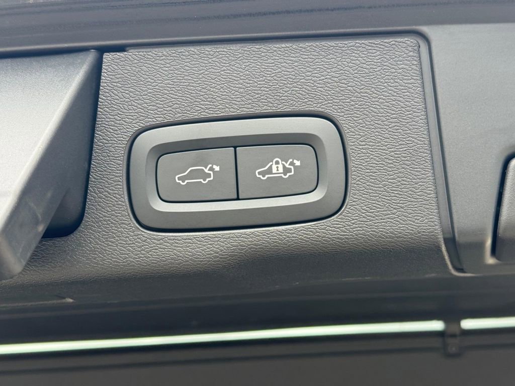 Used 2022 Volvo XC60 B5 Momentum w/ Climate Package image 6