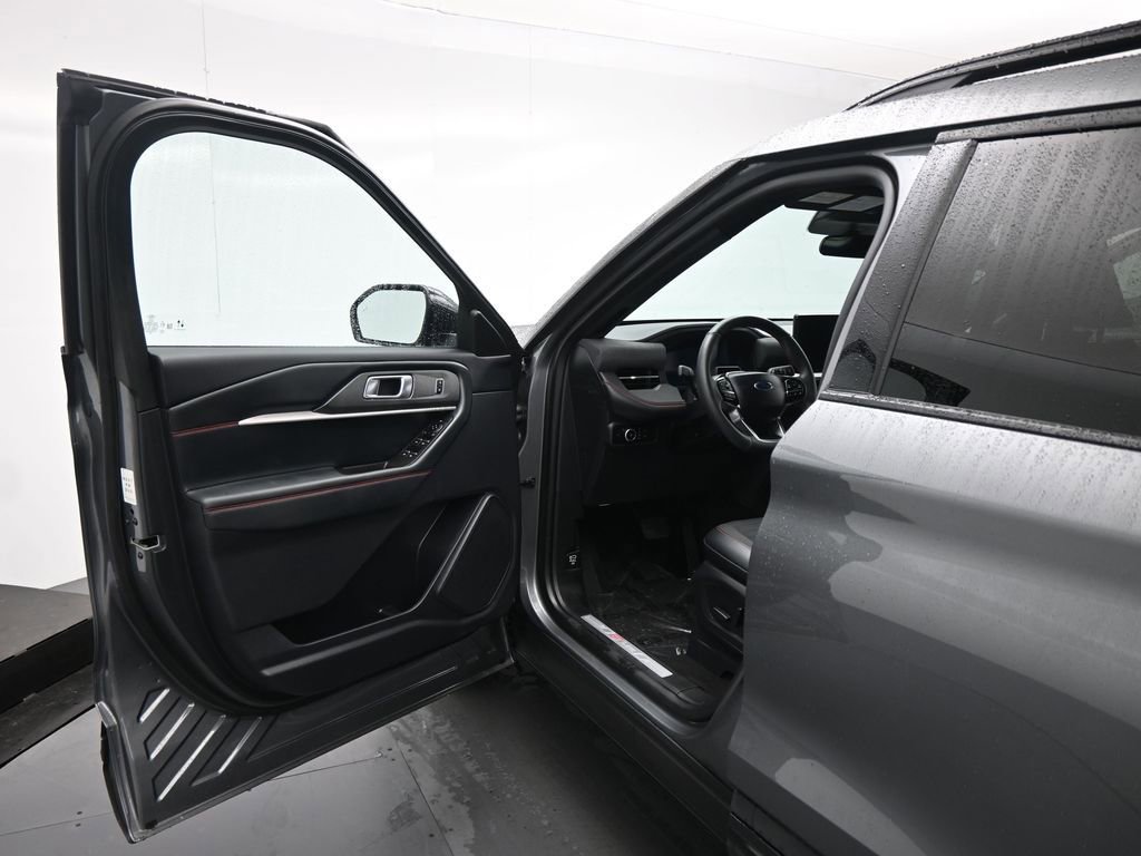 Certified 2025 Ford Explorer ST-Line image 9