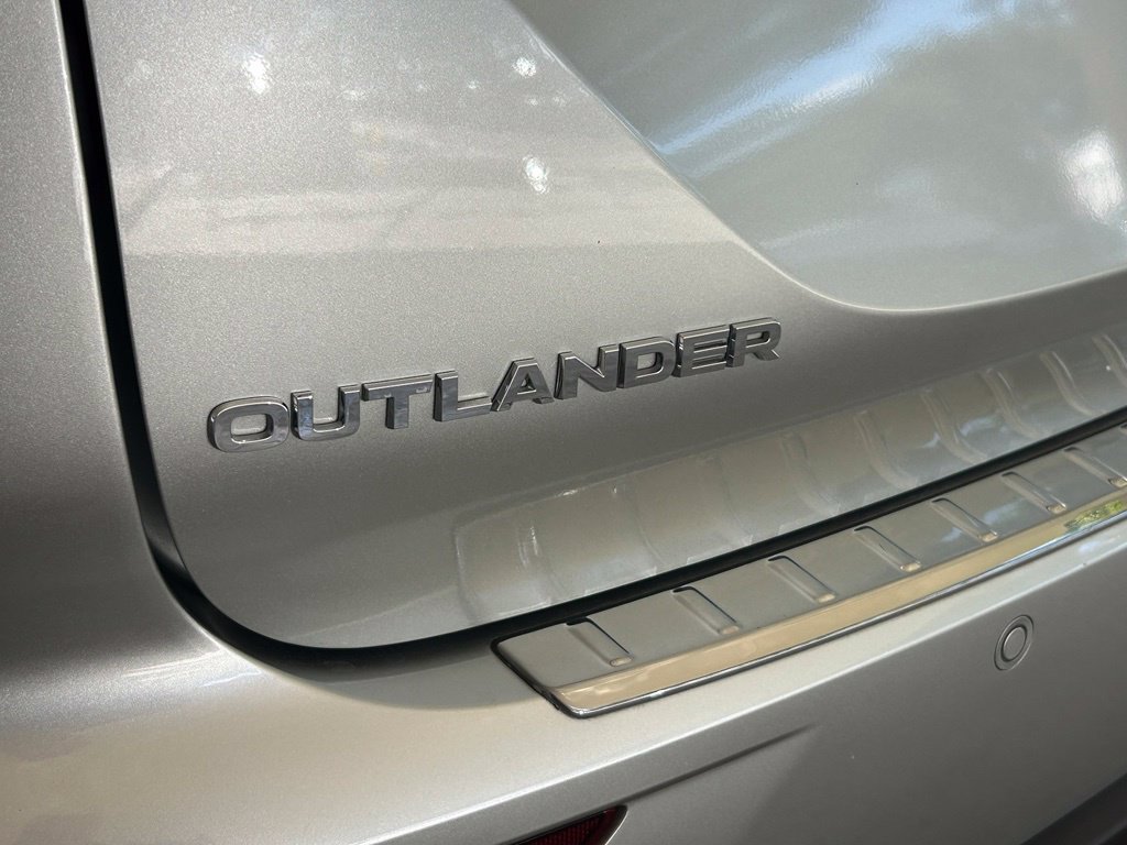 Used 2024 Mitsubishi Outlander ES FWD image 14