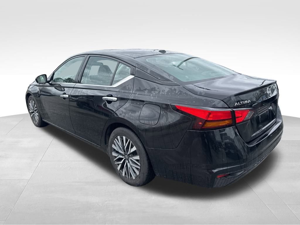 Used 2023 Nissan Altima 2.5 SV image 3
