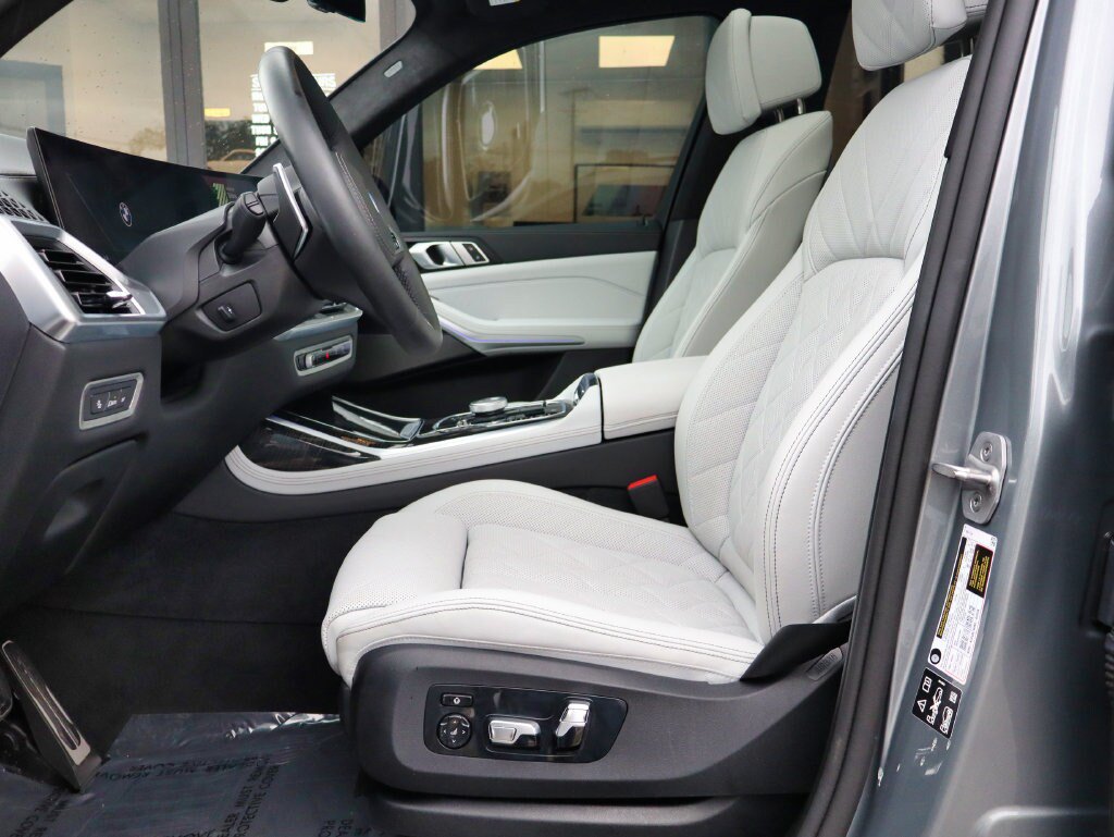 Used 2025 BMW X7 xDrive40i w/ M Sport Package AWD/4WD image 18