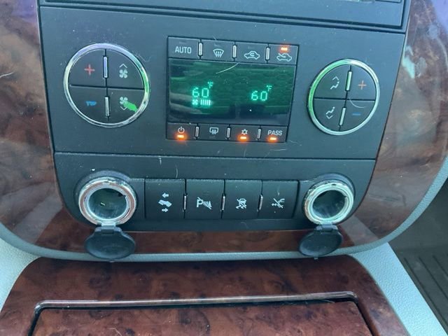 Used 2011 Chevrolet Avalanche LTZ AWD/4WD image 25
