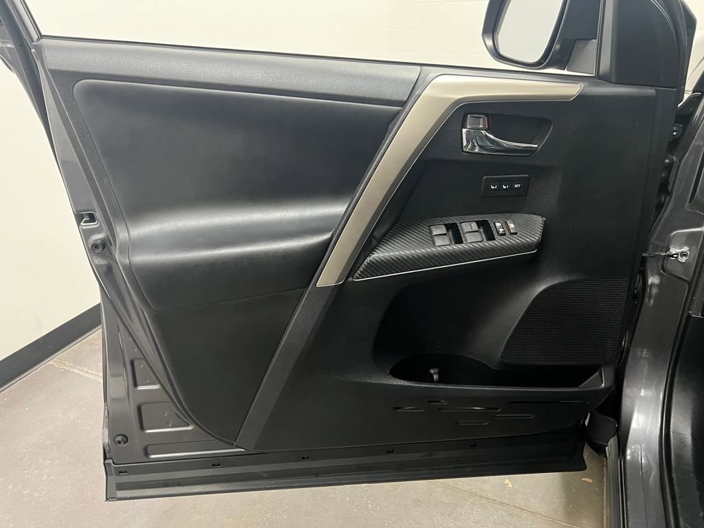 Used 2015 Toyota RAV4 Limited w/ Technology Package image 10