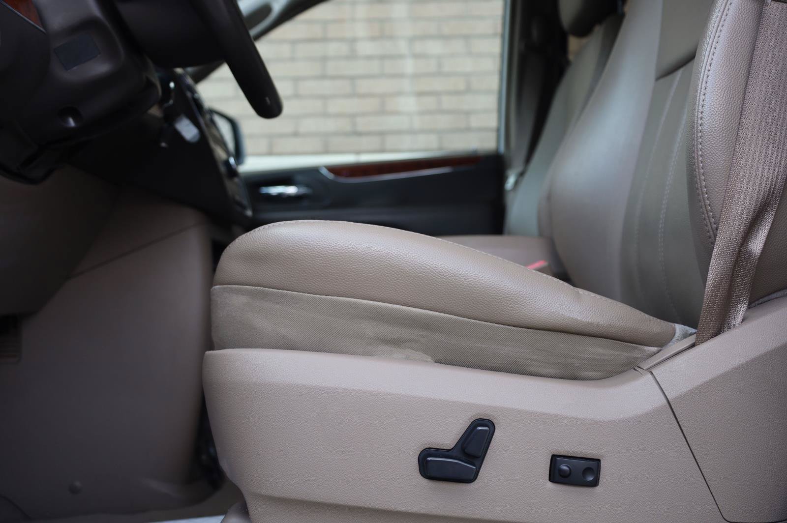Used 2014 Chrysler Town & Country Touring FWD image 17
