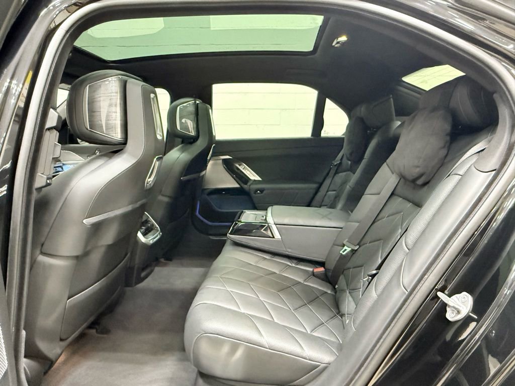 Used 2024 BMW i7 M70 w/ Premium Package image 38