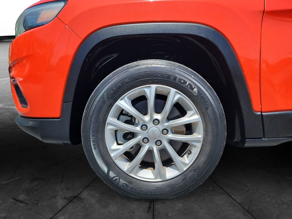 Used 2021 Jeep Cherokee Latitude w/ Mopar Interior Package AWD/4WD image 14