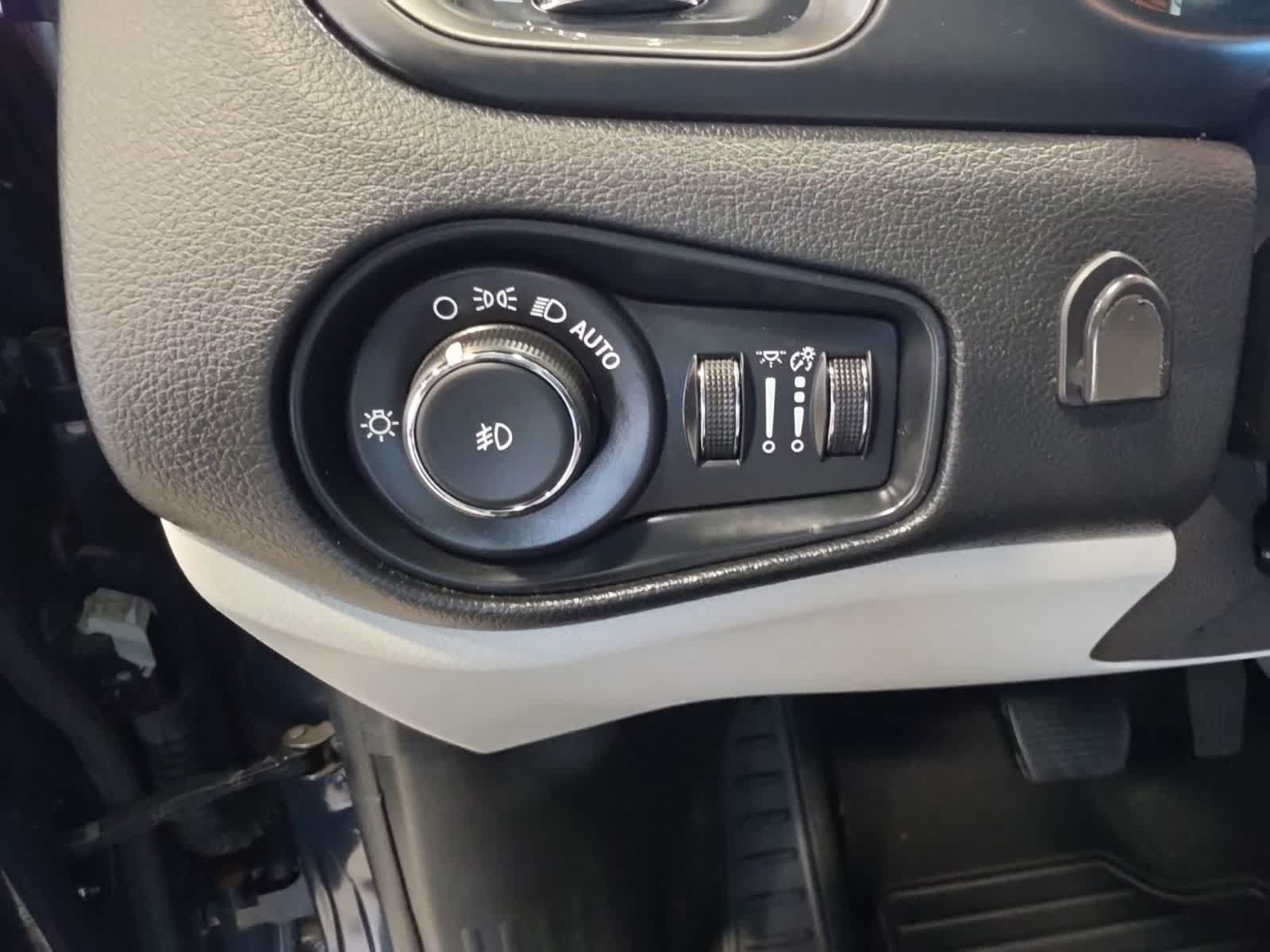 Used 2021 Jeep Renegade Limited w/ Trailer Tow Group AWD/4WD image 18