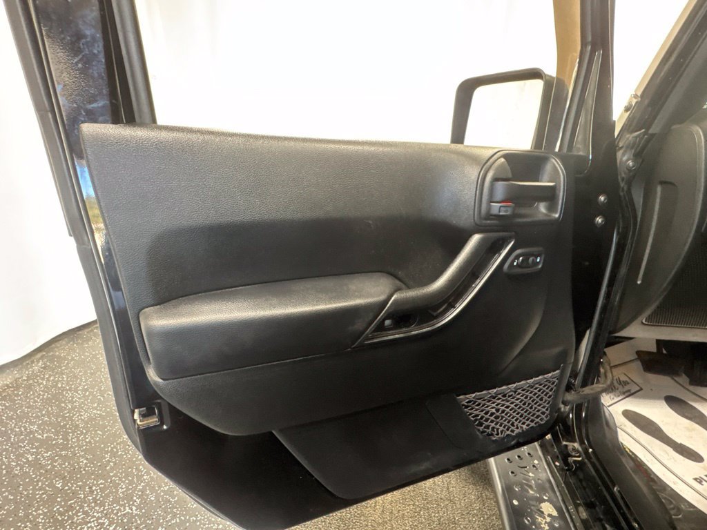 Used 2017 Jeep Wrangler Unlimited Rubicon w/ Connectivity Group AWD/4WD image 18