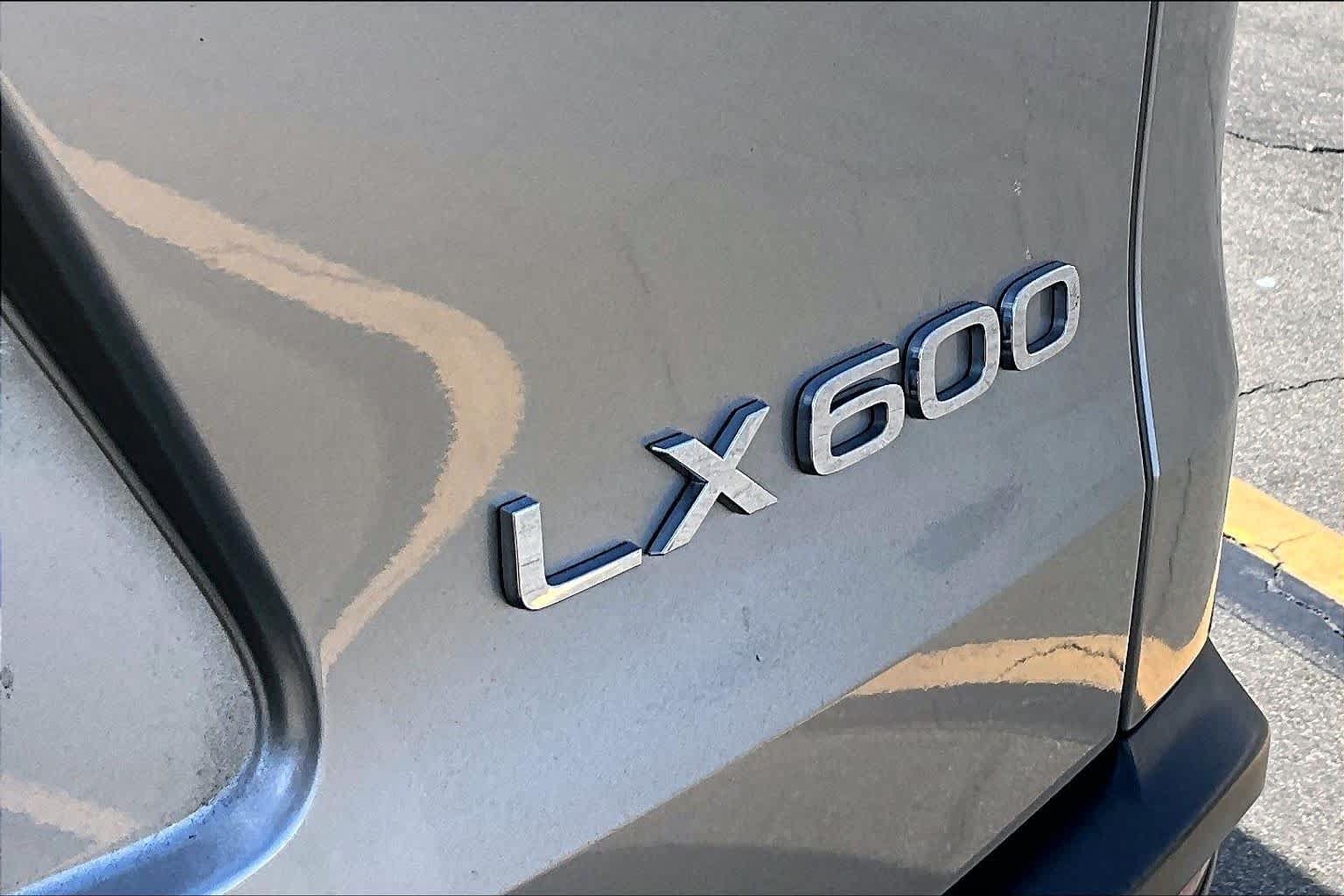 Used 2022 Lexus LX 600 4WD w/ Luxury Package image 9