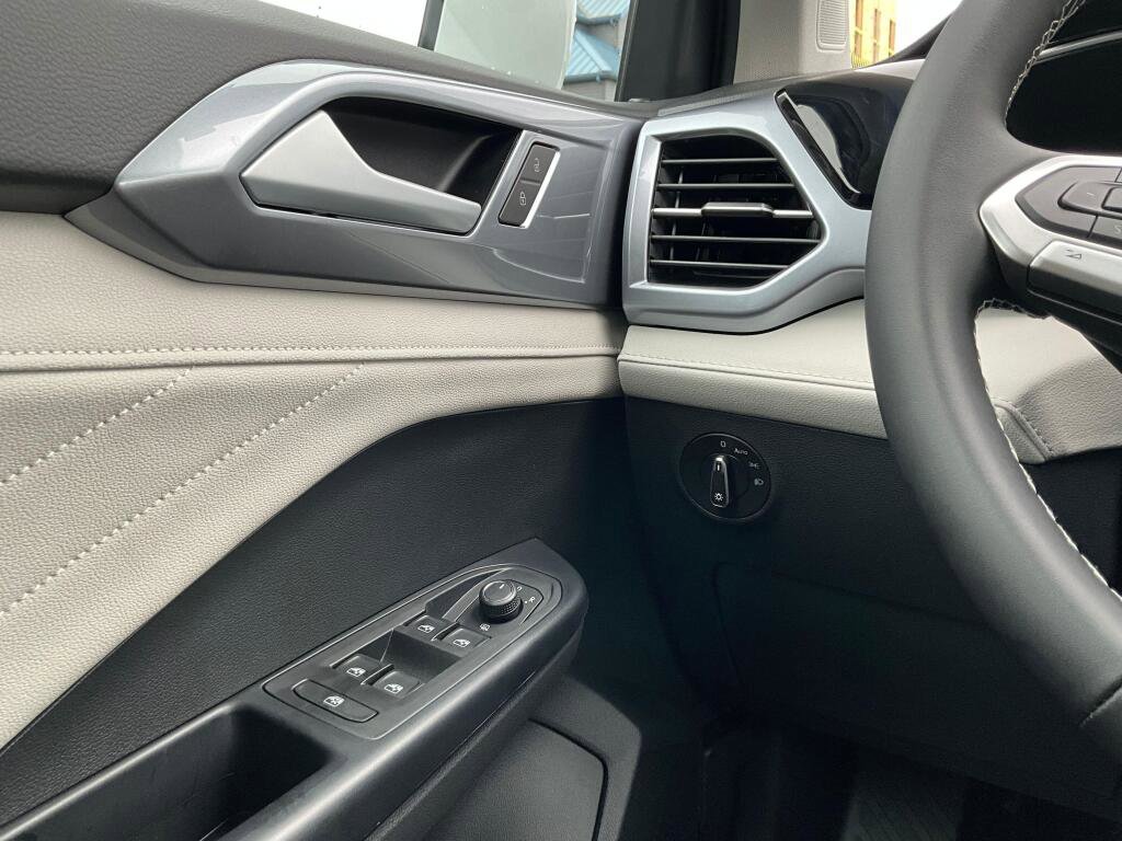 New 2026 Volkswagen Taos SEL image 24