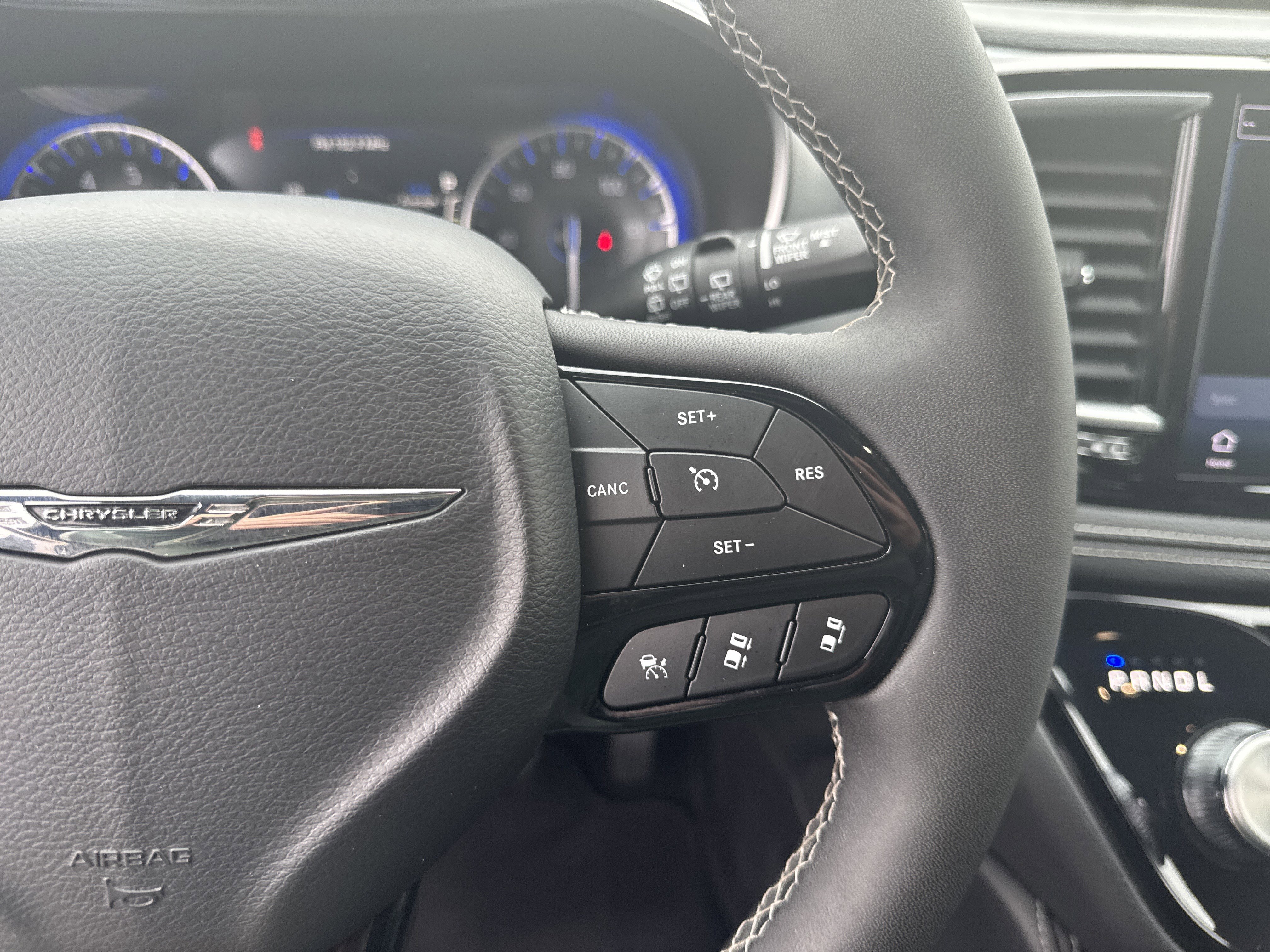 Used 2025 Chrysler Pacifica Limited image 23