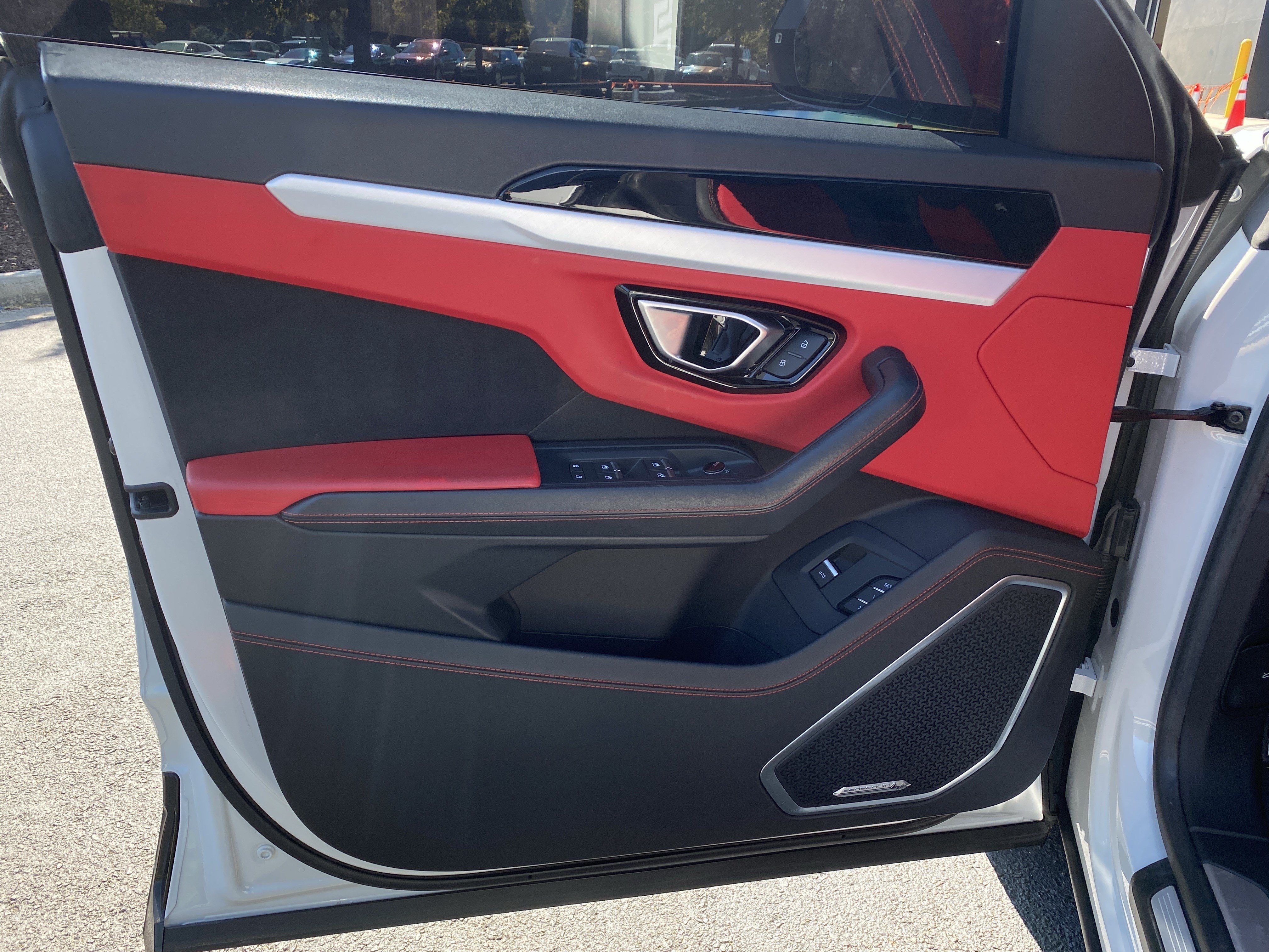 Used 2022 Lamborghini Urus AWD/4WD image 25
