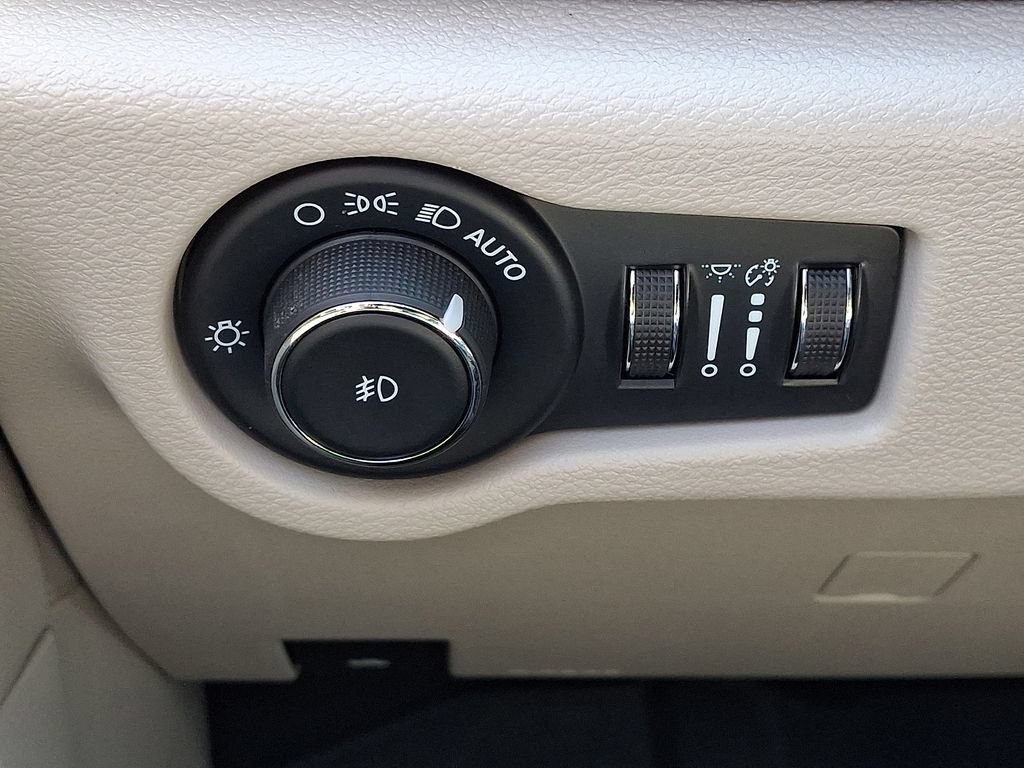 Used 2023 Chrysler Pacifica Touring-L FWD image 28