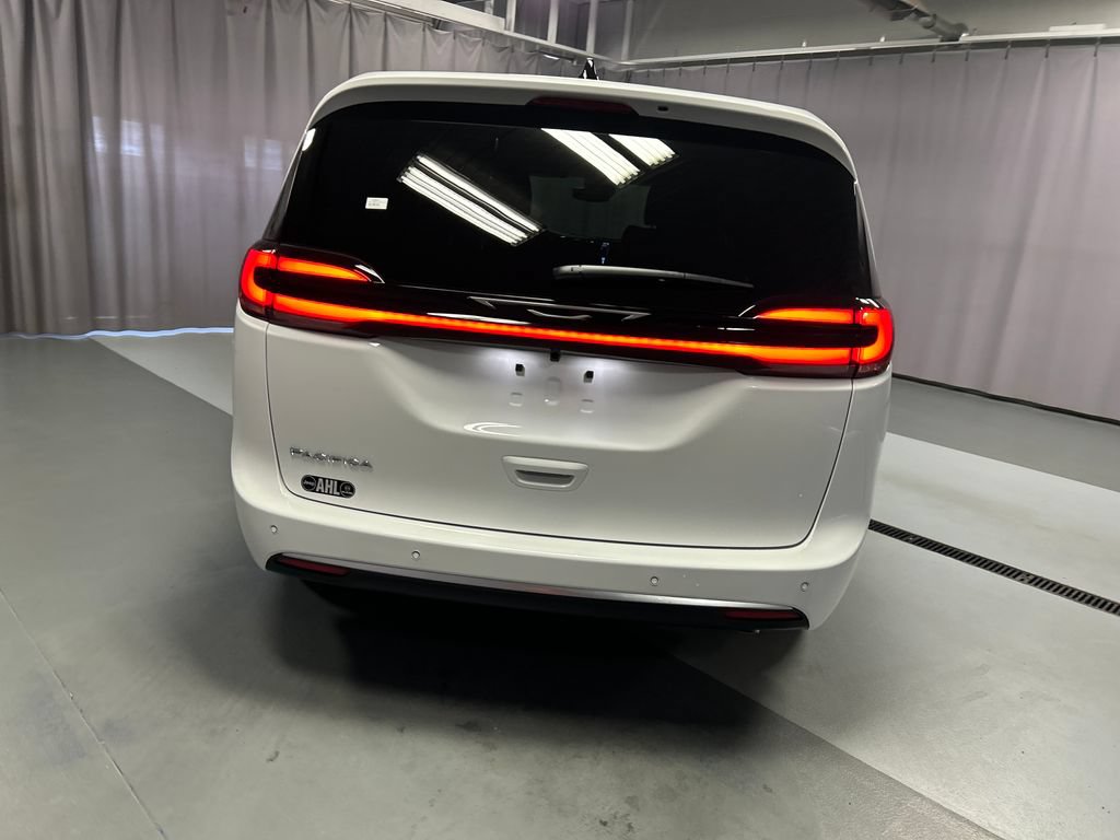 New 2027 Chrysler Pacifica Select FWD image 6