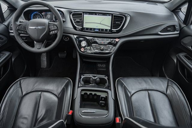 Used 2025 Chrysler Pacifica Limited image 29