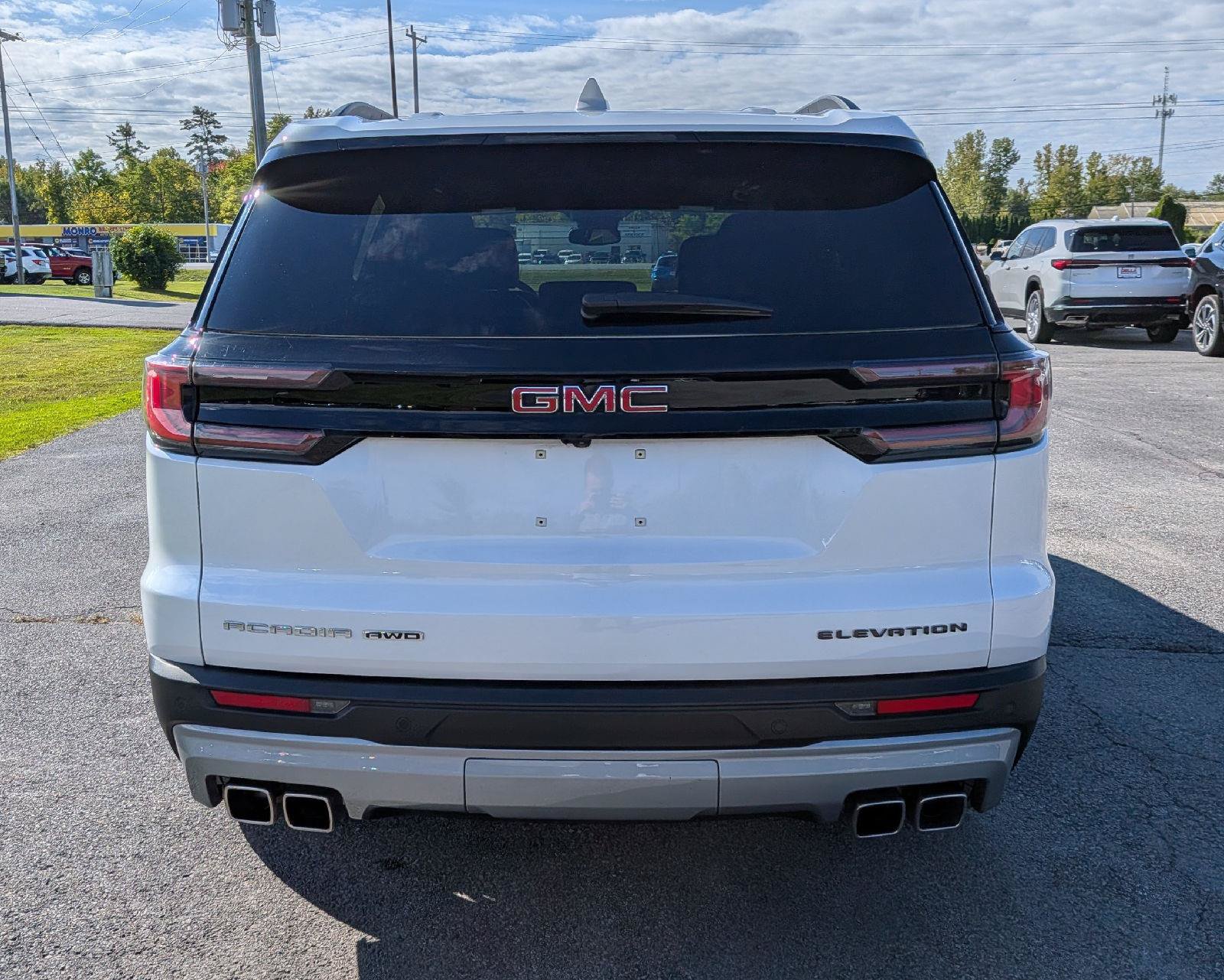 Used 2024 GMC Acadia Elevation w/ Luxury Package AWD/4WD image 9
