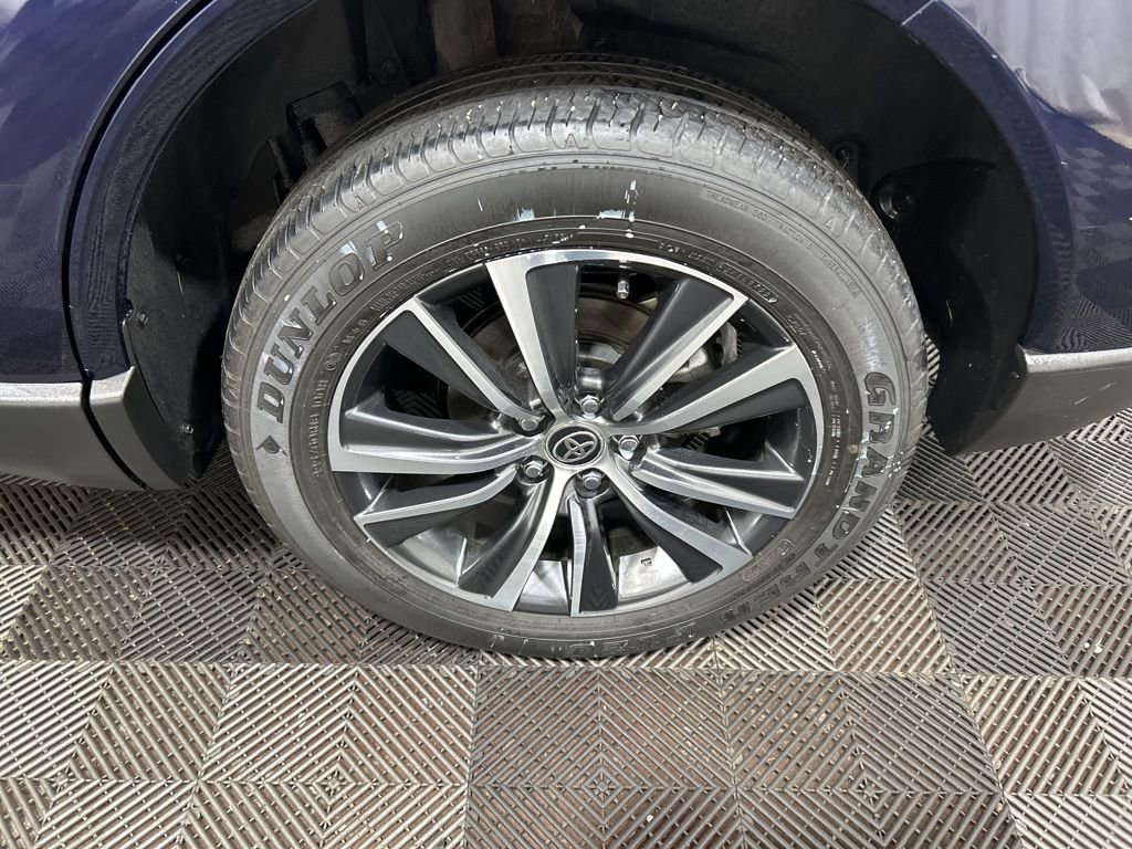 Used 2022 Toyota Venza LE image 28