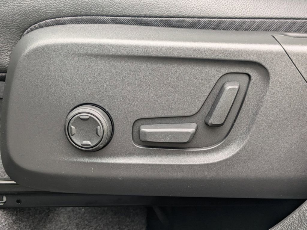 New 2025 Volvo XC40 B5 Core w/ Protection Package Premier image 22