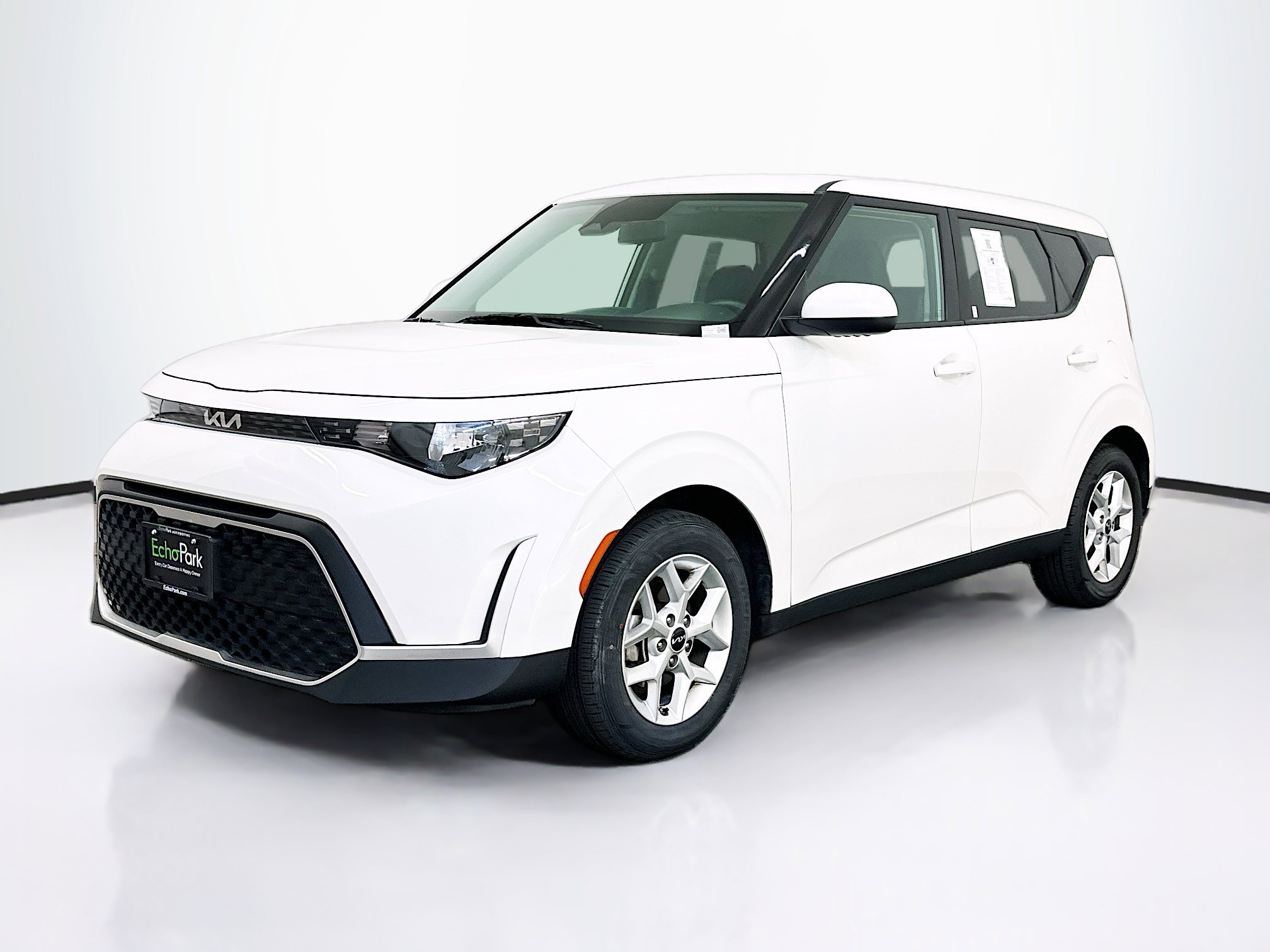 Used 2025 Kia Soul LX w/ LX Technology Package FWD image 3