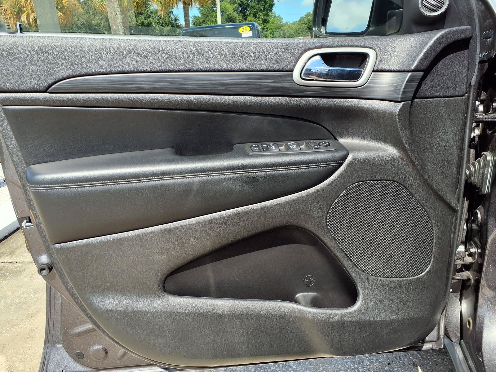 Used 2021 Jeep Grand Cherokee Laredo AWD/4WD image 22