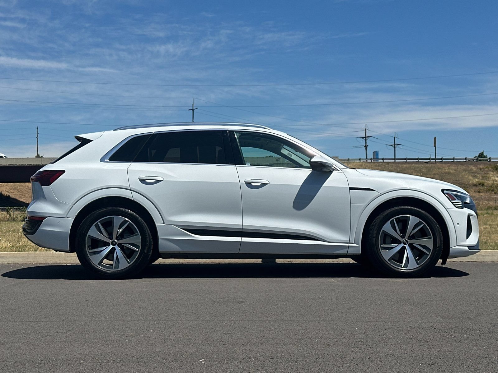 Used 2024 Audi Q8 e-tron Premium Plus w/ Premium Plus Package AWD/4WD image 2