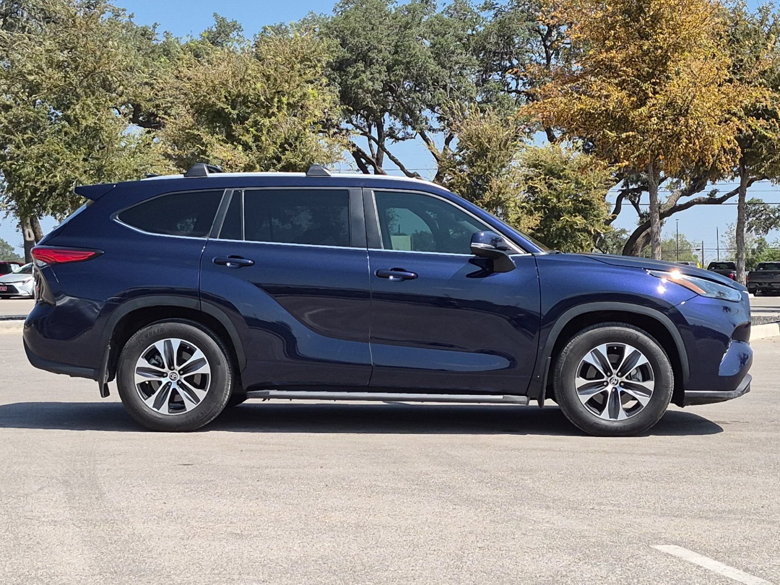 Used 2023 Toyota Highlander XLE FWD image 6