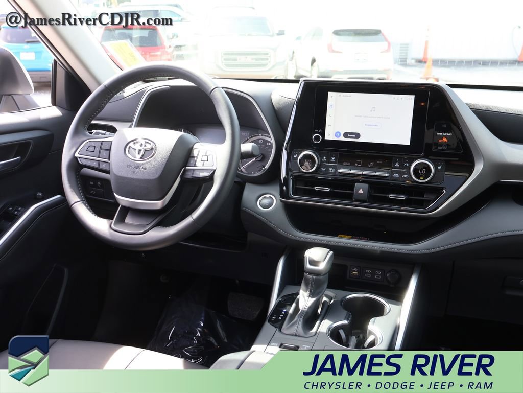 Used 2025 Toyota Highlander XLE image 14
