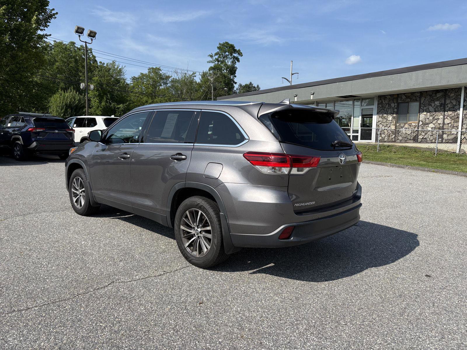 Used 2019 Toyota Highlander XLE image 4