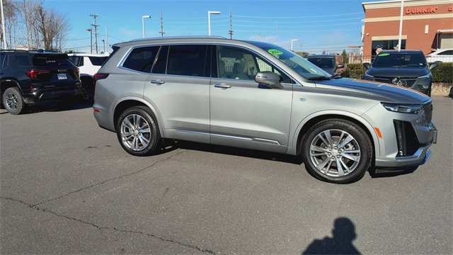 Used 2023 Cadillac XT6 Premium Luxury image 2