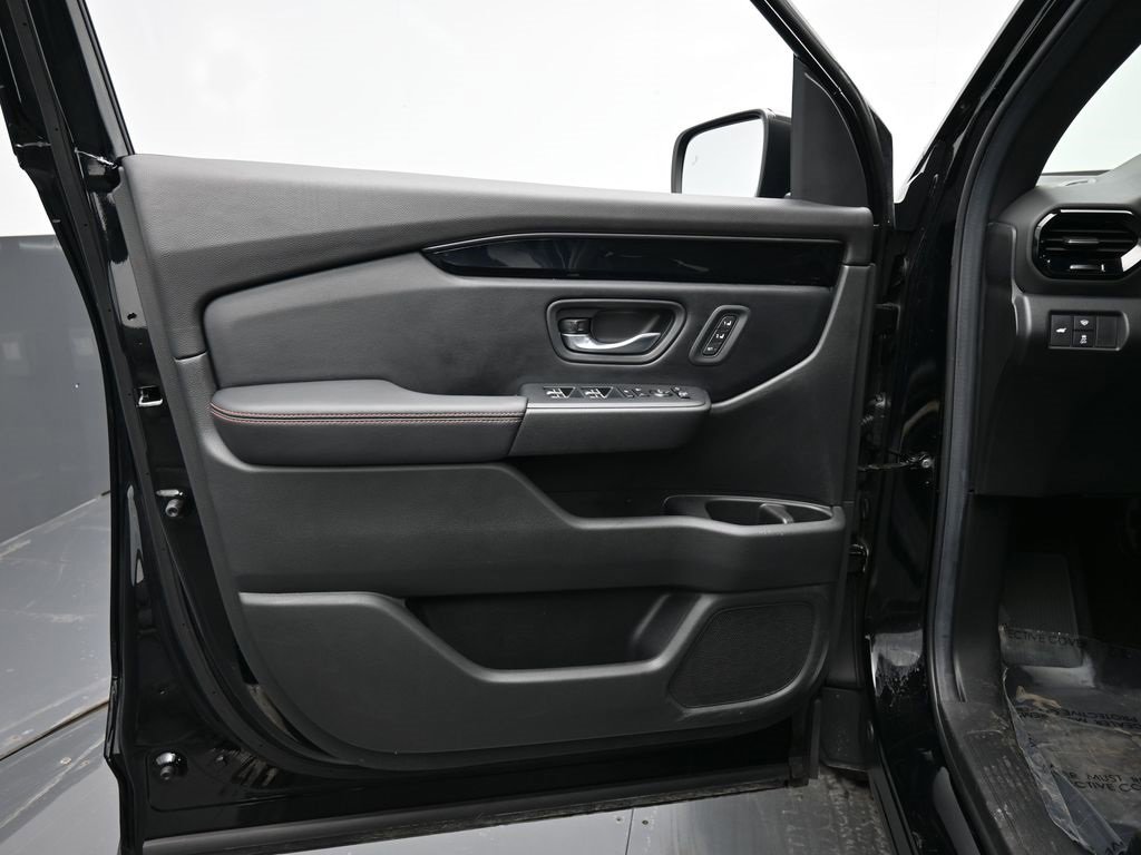 Used 2025 Honda Pilot TrailSport image 30