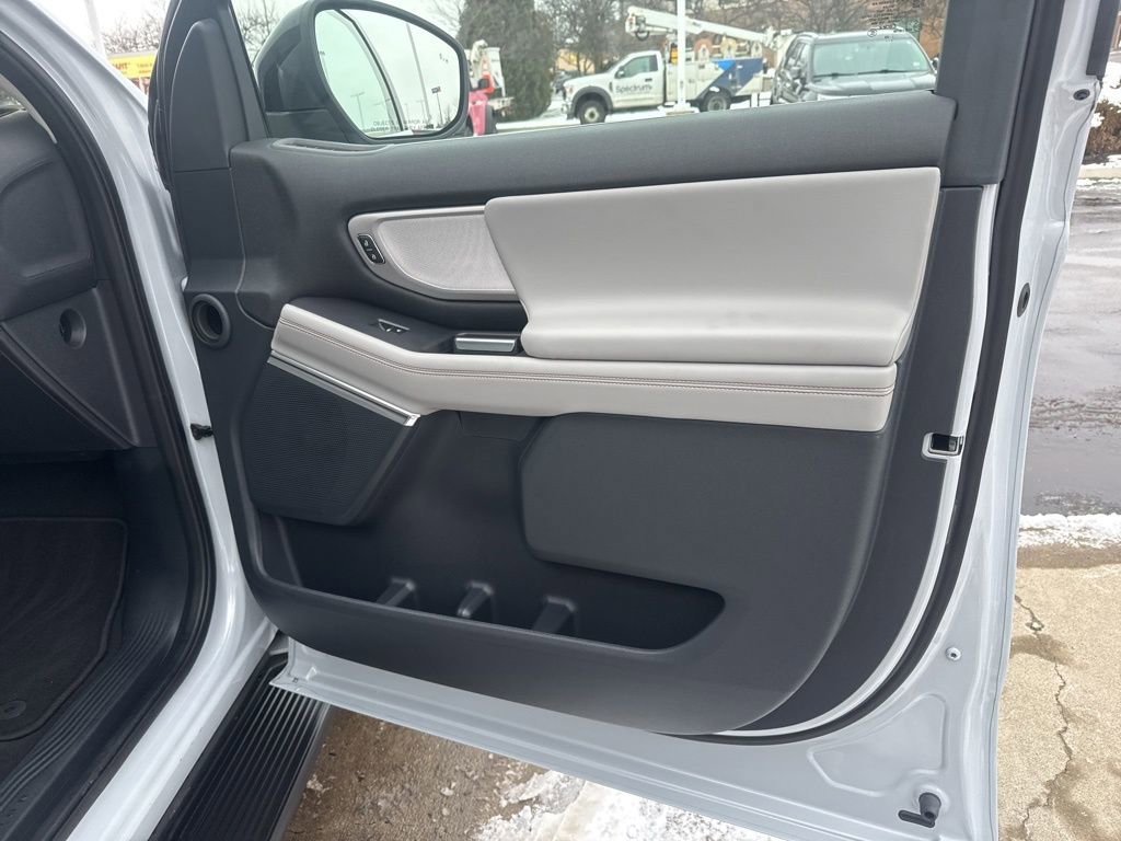 Used 2025 Ford Expedition Active image 40