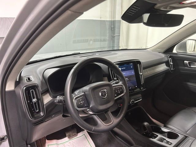 Used 2025 Volvo XC40 B5 Plus AWD/4WD image 8