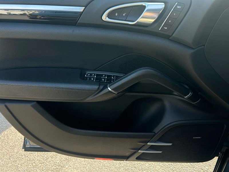 Used 2018 Porsche Cayenne Sport Utility 4D image 20