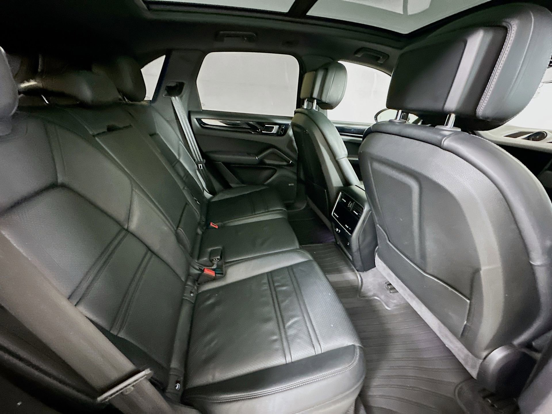 Used 2020 Porsche Cayenne AWD/4WD image 30