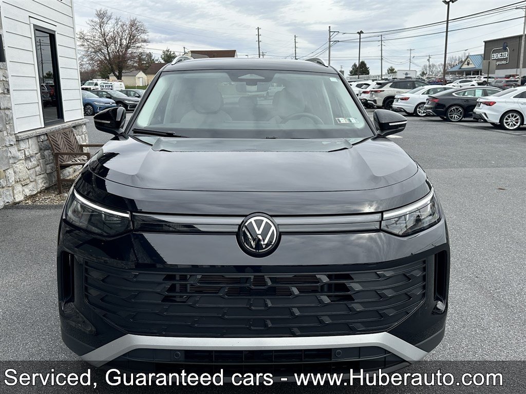 Used 2025 Volkswagen Tiguan SE AWD/4WD image 2