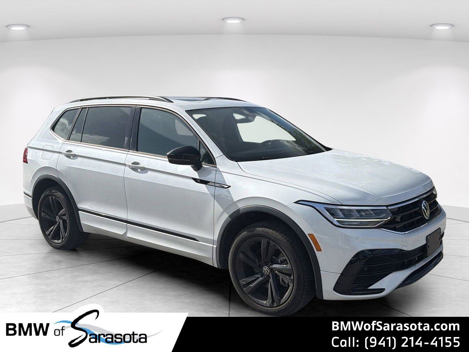 Used 2024 Volkswagen Tiguan SE R-Line AWD/4WD image 1